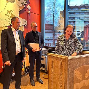 (von links nach rechts): Preisträger 2022 Michael Müller, Bürgermeister Björn Warmer und Bürgervorsteherin Brigitte Bortz bei der feierlichen Verleihung.