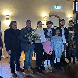 Bürgervorsteherin Brigitte Bortz und Bürgermeister Björn Warmer mit der Bürgerpreisträgerin 2024 Hadyl Alboukhari und ihrer Familie. 