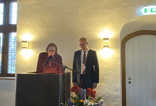 Bürgervorsteherin Brigitte Bortz und Bürgermeister Björn Warmer begrüßen die Gäste beim Neujahrsempfang 2024 im Reinbeker Schloss. 