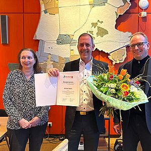 (von links nach rechts): Bürgervorsteherin Brigitte Bortz, Michael Müller, Bürgerpreis 2022 und Bürgermeister Björn Warmer bei der feierlichen Verleihung der Auszeichnung.