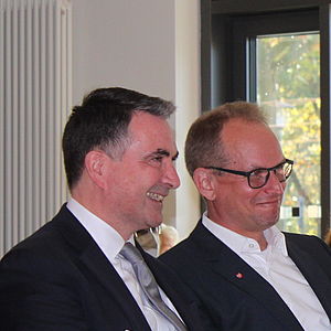 Bürgermeister Björn Warmer und Alexander Kraft bei der offiziellen Übergabe