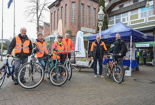 Sechs Personen stehen mit Fahrrädern vor der Stadtbibliothek Reinbek 